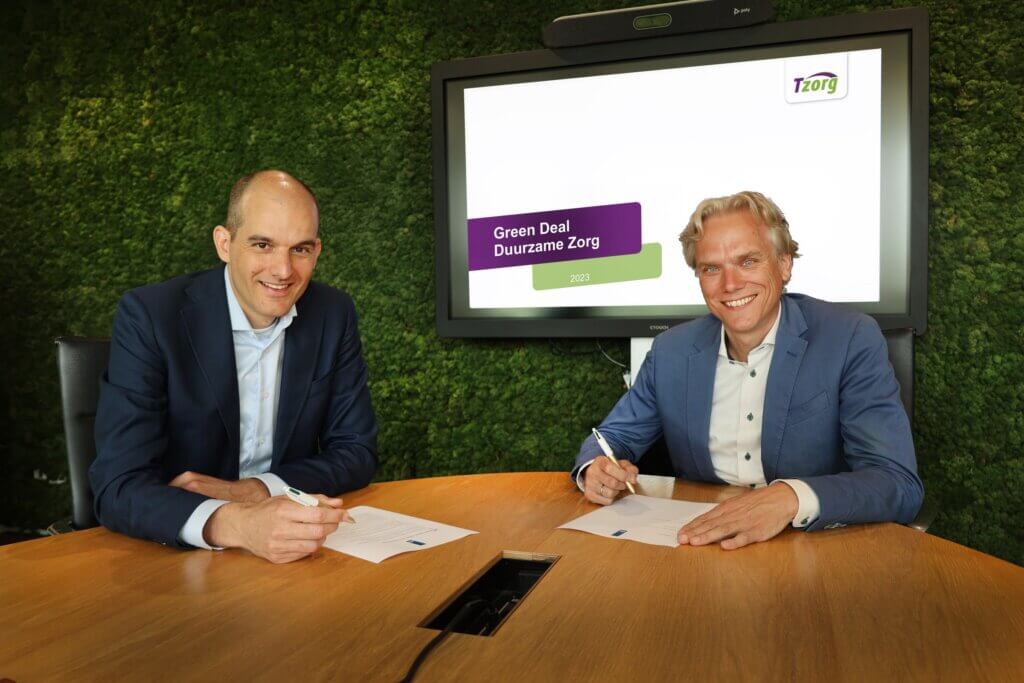 Thijs Verhagen (directeur Bedrijfsvoering Tzorg) en Niels van Geenhuizen (manager duurzaamheid Tzorg) tekenen de Green Deal Duurzame Zorg 2.0